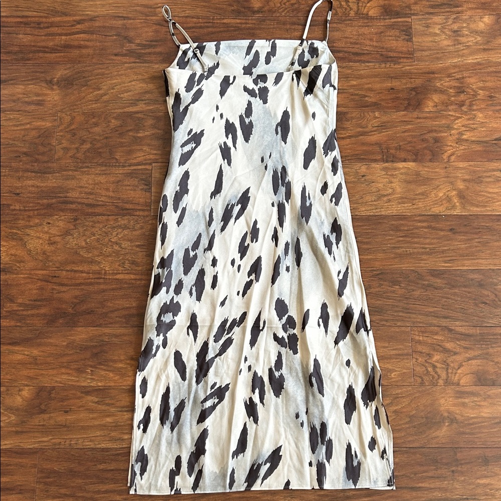 Express Black and Cream Patterned Midi Dress - Picture 7 of 8
